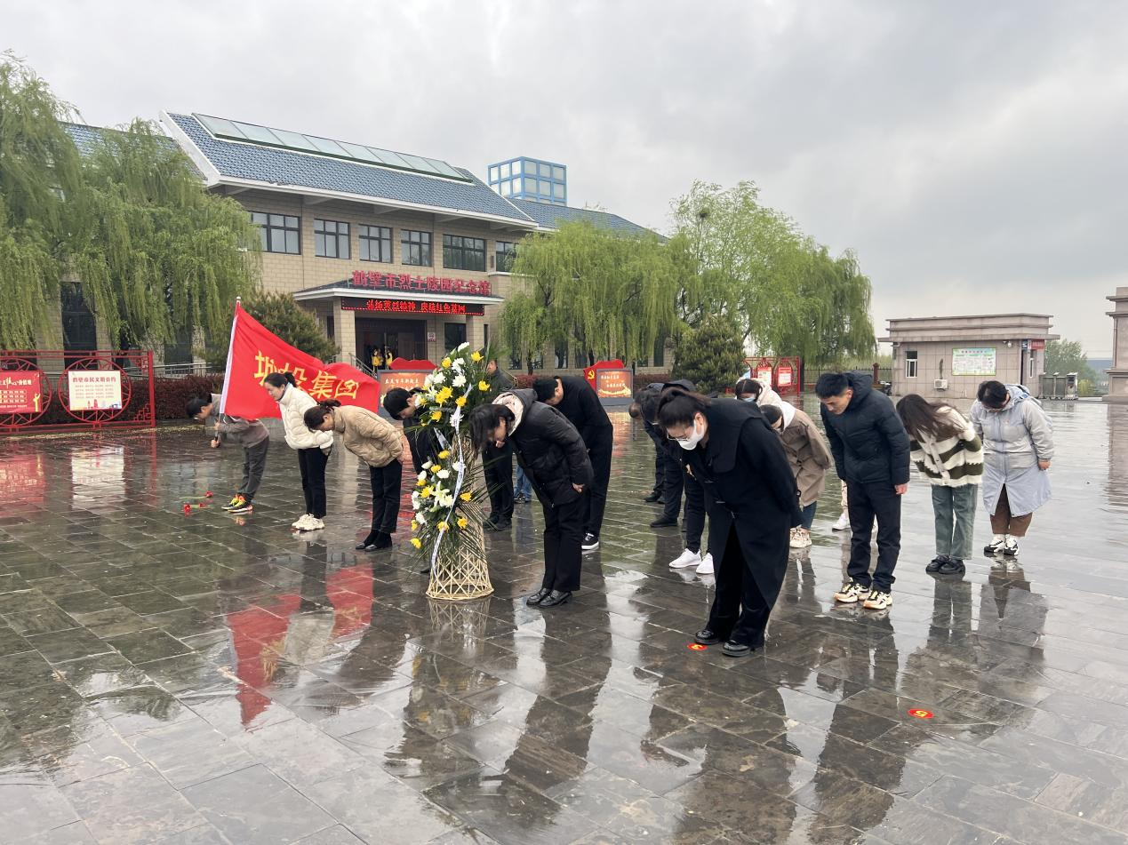 城投集团开展清明节祭扫英烈活动